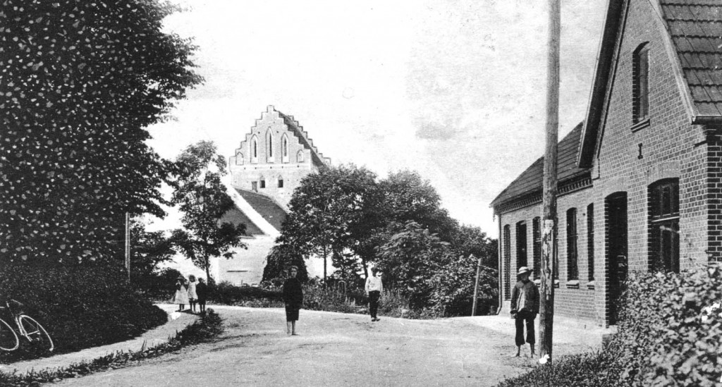 B.00023 Kirkestræde 10, og kirken, Asperup. Foto ca. 1920.
